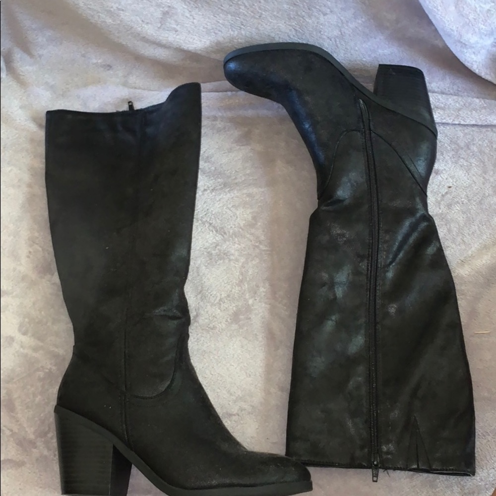 Zip up heeled boots